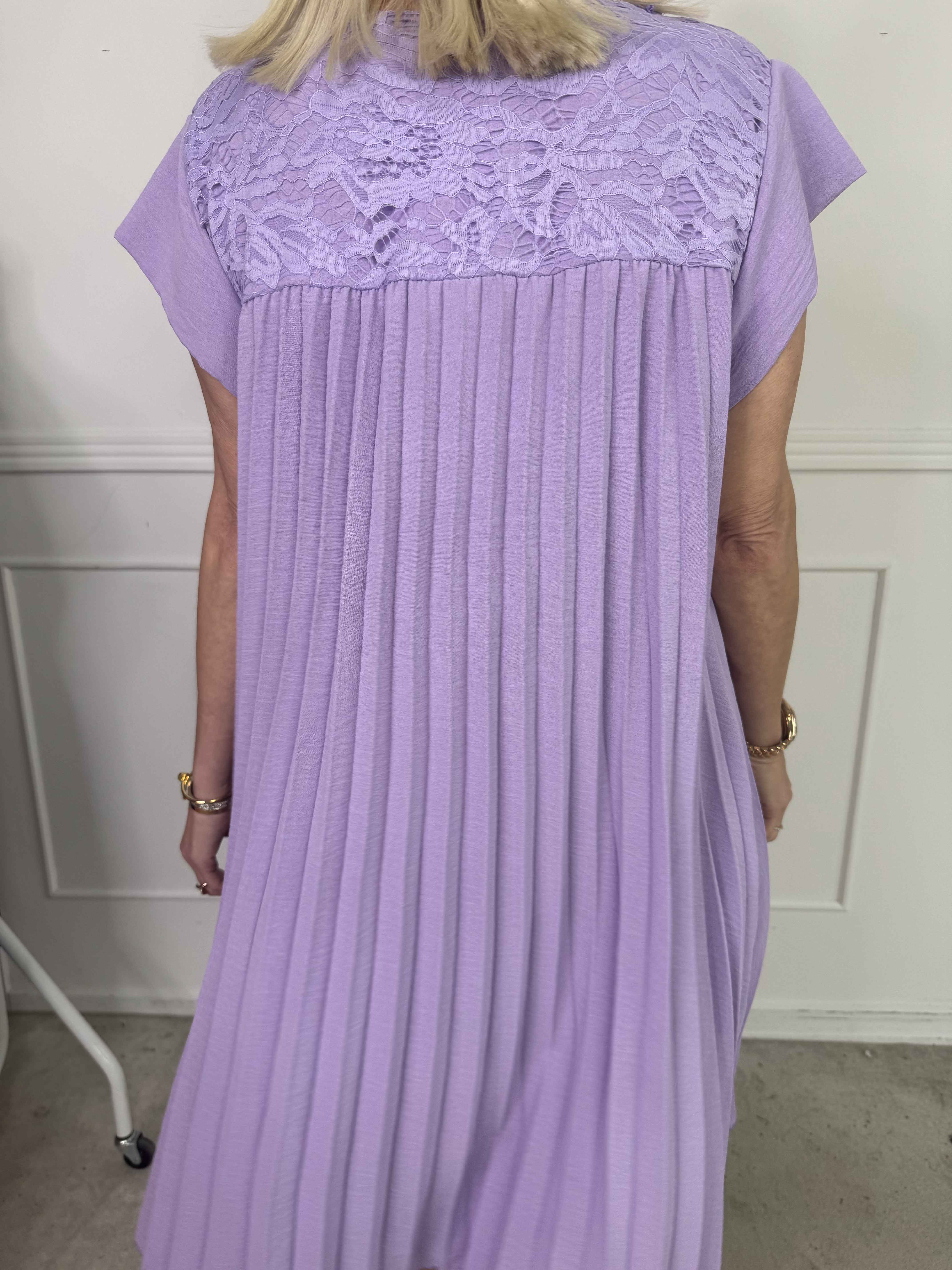 Nancy Lace Short - Plisseret kjole med blonde og lommer